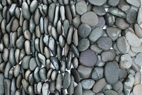 Kamenclub.ru: Галька речная плоская (темно-серая) фр. 70-150 мм. купить  в Электростали галечник природный темно-серый серый синий речная плоская природная окатанная  9000 руб/т   фото КАМЕНЬ КЛУБ