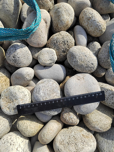 Kamenclub.ru: Галька речная окат (серо-белая) фр. 70-120 мм купить  в Электростали галька галечник бело-серая, серо-белая, серая, белая речная природная галька  8000 руб/т   фото КАМЕНЬ КЛУБ