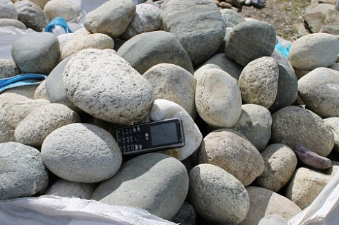 Kamenclub.ru: Речной валун (Ассорти) фр.100-300 мм.  купить в Электростали галечник серый, темно-серый, светло-серый речная галька крупных размеров 4200 руб/т   фото КАМЕНЬ КЛУБ