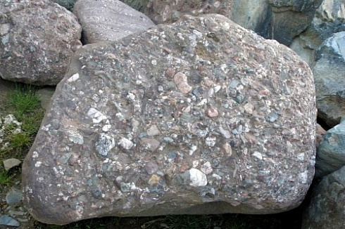 Kamenclub.ru: Конгломераты фр. 300-1000 мм.  купить в Электростали кварц мрамор диабаз коричневый, серый зеленоватый речной валун крупный 6500 руб/т   фото КАМЕНЬ КЛУБ