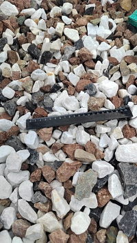 Kamenclub.ru: Мраморная крошка (щебень крошка микс : белый-черный-розовый) фр. 20-40 мм.  купить в Электростали мрамор белый, черный, розовый декоративная ландшафтная крошка 12000 руб/т   фото КАМЕНЬ КЛУБ