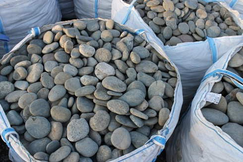 Kamenclub.ru: Галька речная плоская (ассорти) фр. 100-200-300 мм купить  в Электростали галька галечник природный серый, белый темно-серый синий рыжий светло-серый природная галька плоская крупная 8000 руб/т   фото КАМЕНЬ КЛУБ