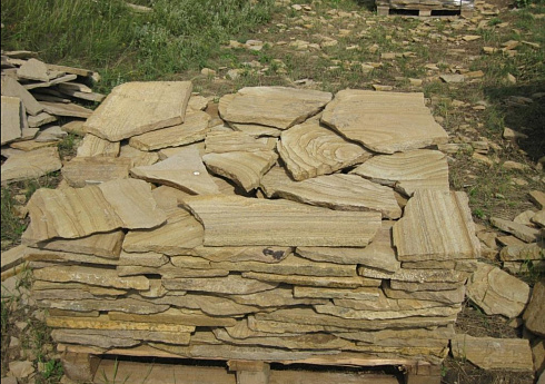 Kamenclub.ru: Песчаник пластушка желтый с разводом под дерево (2 см)  купить в Электростали плитняк желтый с разводами, желтый, рыжий, серый песчаник пластушка рваная ландшафтная 11 000 руб/м3   фото КАМЕНЬ КЛУБ