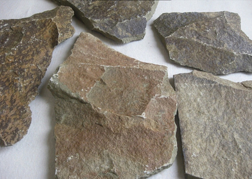 Kamenclub.ru: Песчаник пластушка "фонтанка" серо-зеленая (3,0-5,0 см)  купить в Электростали песчаник серо-зеленая колотые плитки облицовочные пластушки 11400 руб/м3   фото КАМЕНЬ КЛУБ