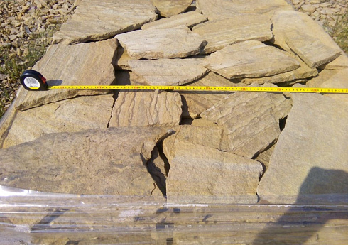 Kamenclub.ru: Песчаник пластушка желтый с разводом под дерево (2 см)  купить в Электростали плитняк желтый с разводами, желтый, рыжий, серый песчаник пластушка рваная ландшафтная 11 000 руб/м3   фото КАМЕНЬ КЛУБ