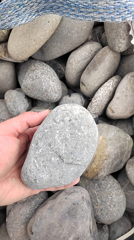 Kamenclub.ru: Галька речная окат (темно-серая) фр. 70-150 мм. купить  в Электростали галька речная темно-серая, синяя, серая речная галька округлая  8000 руб/т   фото КАМЕНЬ КЛУБ