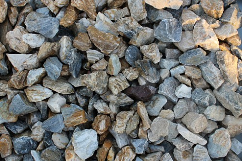 Kamenclub.ru: Мраморная крошка (щебень крошка медовый) фр. 20-40 мм.  купить в Электростали мрамор бежевый рыжий желтый ландшафтная мраморная крошка 12000 руб/т   фото КАМЕНЬ КЛУБ