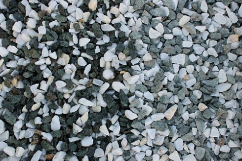 Kamenclub.ru: Мраморная крошка (щебень крошка микс: белый-зеленый) фр. 10-20 мм.  купить в Электростали мрамор белый, зеленый каменная ландшафтная декоративная крошка щебня 9500 руб/т   фото КАМЕНЬ КЛУБ