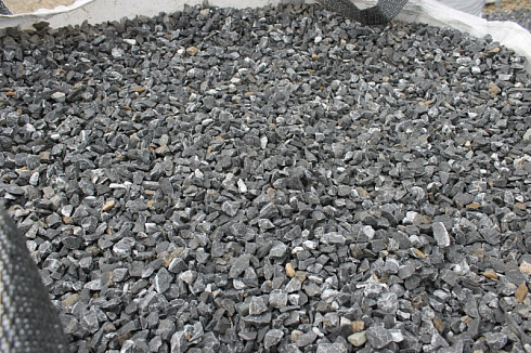 Kamenclub.ru: Щебень крошка черный (мрамор) фр. 40-70 мм.  купить в Электростали мрамор черный с белыми прожилками, черный, белый декоративный щебень 11000 руб/т   фото КАМЕНЬ КЛУБ