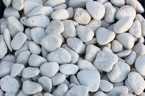 Kamenclub.ru: Щебень галтованный белый (мрамор) фр.5-10 мм.  купить в Электростали мрамор белый, айвори, молочный каменная мраморная декоративная ландшафтная крошка 17000 руб/т   фото КАМЕНЬ КЛУБ