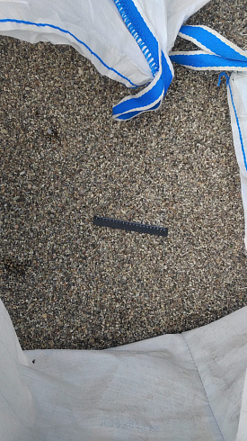 Kamenclub.ru: Галька речная окат (серая) фр.3-5 мм купить  в Электростали галька речная серая бежевый темно-серый окатанный речной камень округлый 9500 руб/т   фото КАМЕНЬ КЛУБ