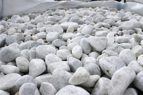 Kamenclub.ru: Мраморная крошка (щебень галтованный белый), фр.20-40 мм.  купить в Электростали мрамор белый бежевый молочный мраморный щебень декоративный 17000 руб/т   фото КАМЕНЬ КЛУБ