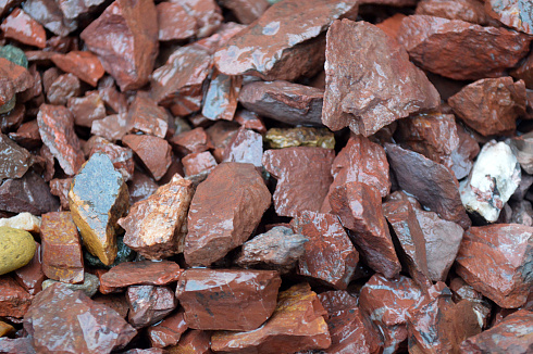 Kamenclub.ru: Щебень крошка красный (ЯШМА) фр. 5-10 мм.  купить в Электростали крошка каменная яшмы красный, бордовый, темно-красный декоративная крошка ландшафтная каменная яшмоидная 8500 руб/т   фото КАМЕНЬ КЛУБ