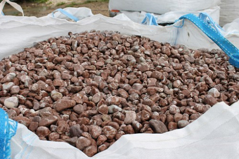 Kamenclub.ru: Мраморная крошка (щебень галтованный розовый) фр.10-20 мм.  купить в Электростали мрамор розовый, красный ландшафтный декоративный окатанный округлый щебень 15000 руб/т   фото КАМЕНЬ КЛУБ