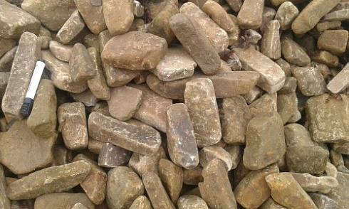 Kamenclub.ru: Песчаник для строительства и кладки блочный (фр 100-200 мм)  купить в Электростали песчаник бежевый серый рыжий валун мелкий для строительства песчаник 6500 руб/т   фото КАМЕНЬ КЛУБ