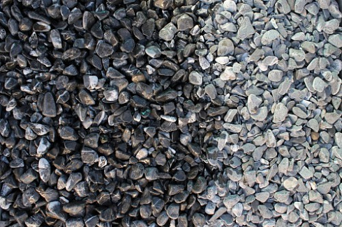 Kamenclub.ru: Щебень галтованный черный (мрамор) фр.10-20 мм.  купить в Электростали мрамор черный с белыми прожилками, черный, белый окатанный округлый ландшафтный декоративный щебень 15000 руб/т   фото КАМЕНЬ КЛУБ