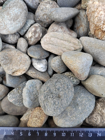 Kamenclub.ru: Галька речная окат (серая) фр.40-60 мм купить  в Электростали галька речная серый бежевый рыжий коричневый округлый речной камень 5000 руб/т   фото КАМЕНЬ КЛУБ