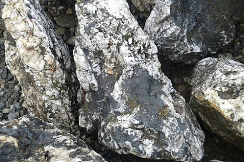 Kamenclub.ru: Черный гранит - кварцит фр. 500-1000 мм.  купить в Электростали гранит кварцит черный серый белый скальный колотый валун 9750 руб/т   фото КАМЕНЬ КЛУБ