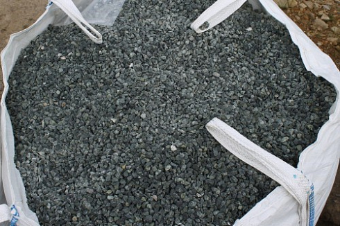 Kamenclub.ru: Щебень крошка зеленый (змеевик) фр. 10-20 мм.  купить в Электростали змеевик зеленый, салатовый декоративная ландшафтная каменная крошка щебня 7 200 руб/т   фото КАМЕНЬ КЛУБ