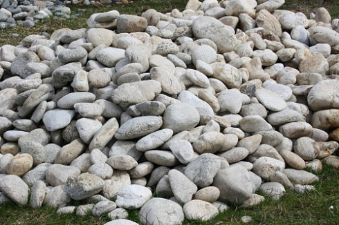 Kamenclub.ru: Бело-серый валунчик фр.100-300 мм.  купить в Электростали крупный камень для ландшафта серый, белый бело-серый валун крупная галька 4500 руб/т   фото КАМЕНЬ КЛУБ