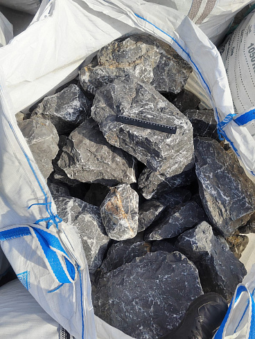 Kamenclub.ru: Черный мрамор скальник фр. 100-500 мм.  купить в Электростали мрамор черный белый серый крупный колотый валун ландшафтный 8500 руб/т   фото КАМЕНЬ КЛУБ