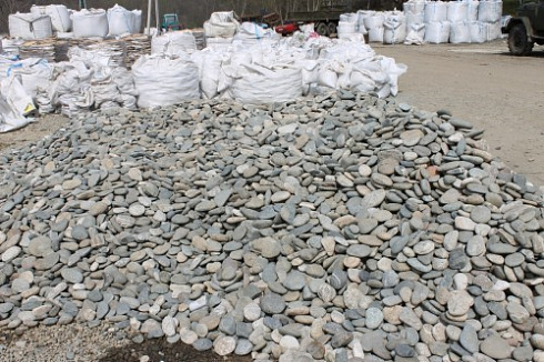 Kamenclub.ru: Галька речная плоская (ассорти) фр. 70-150 мм. купить  в Электростали галька галечник серый белый темно-серый синий светло-серый плоская природная галька  9000 руб/т   фото КАМЕНЬ КЛУБ