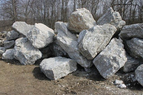 Kamenclub.ru: Мраморизированный известняк фр.500-1500 мм.  купить в Электростали    10000 руб/т   фото КАМЕНЬ КЛУБ