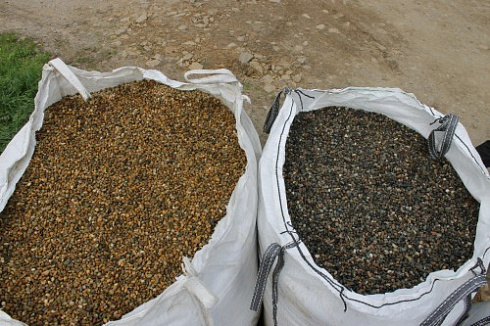 Kamenclub.ru: Галька окат (серо-желтая) фр.10-20 мм. купить  в Электростали галька серо-желтая, рыжая, серый речная окатанная округлая галька 5000 руб/т   фото КАМЕНЬ КЛУБ