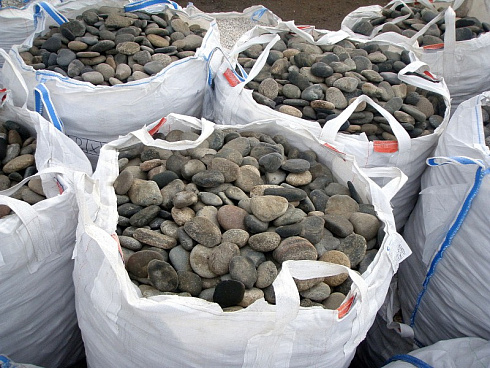 Kamenclub.ru: Галька речная плоская (ассорти) фр. 100-200-300 мм. купить  в Электростали галька плоская разноцветная серый белый темно-серый синий речная галька ландшафтная 8000 руб/т   фото КАМЕНЬ КЛУБ