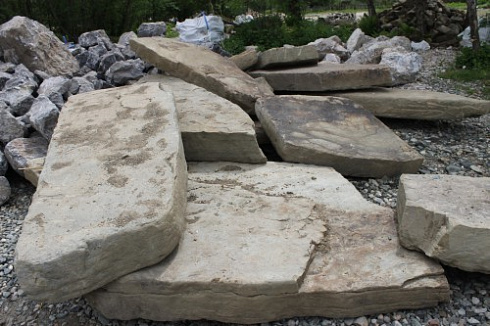 Kamenclub.ru: Песчаник плиты - плахи - пошаговые дорожки (фр. 70-150 мм)  купить в Электростали песчаник серый бежевый желтый зеленый колотый песчаник строительный 6500 руб/т   фото КАМЕНЬ КЛУБ