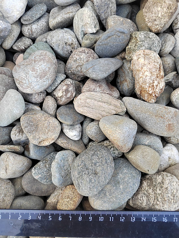 Kamenclub.ru: Галька речная окат (пестрая) фр. 20-40 мм. купить  в Электростали галька речная пестрая, серая, серые оттенки галька речная окатанная округлая 5000 руб/т   фото КАМЕНЬ КЛУБ