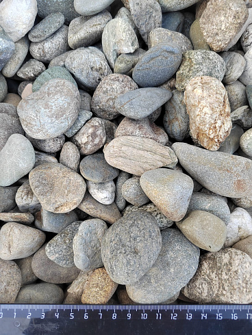Kamenclub.ru: Галька речная окат (пестрая) фр. 20-40 мм. купить  в Электростали галька речная пестрая, серая, серые оттенки галька речная окатанная округлая 5000 руб/т   фото КАМЕНЬ КЛУБ