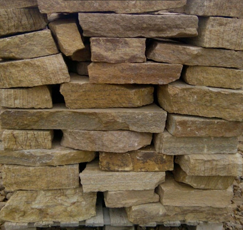 Kamenclub.ru: Песчаник пластушка желтый с рисунком (7-15 см)  купить в Электростали плитняк - пластушка - бут желтый песчаник 10200 руб/м3   фото КАМЕНЬ КЛУБ