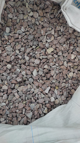 Kamenclub.ru: Мраморная крошка (щебень галтованный розовый) фр.20-40 мм.  купить в Электростали мрамор розовый, красный оголтованный округлый щебень  15000 руб/т   фото КАМЕНЬ КЛУБ