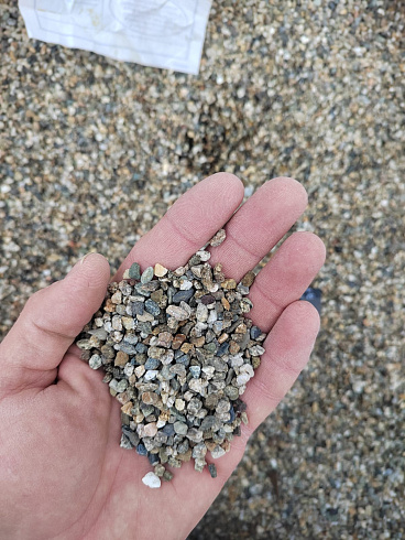 Kamenclub.ru: Галька речная окат (серая) фр.3-5 мм купить  в Электростали галька речная серая бежевый темно-серый окатанный речной камень округлый 9500 руб/т   фото КАМЕНЬ КЛУБ