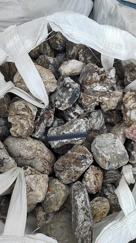 Kamenclub.ru: Кварцевый валунчик фр.100-300 мм.  купить в Электростали кварц белый, бежевый молочный рыжий крупный природный камень галечник 7850 руб/т   фото КАМЕНЬ КЛУБ