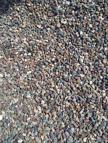 Kamenclub.ru: Галька речная окат цветная фр.5-10 мм. купить  в Электростали галька речная белый, серый, красноватый, синий, темно-серый речная окатанная галька декоративная 6800 руб/т   фото КАМЕНЬ КЛУБ