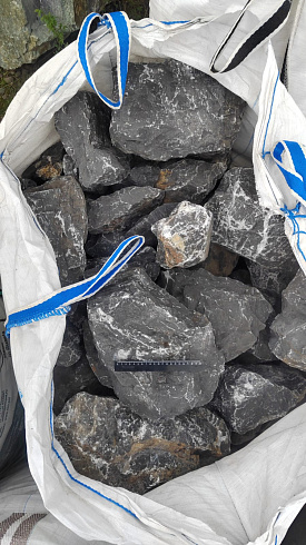 Kamenclub.ru: Черный мрамор скальник фр. 100-500 мм.  купить в Электростали мрамор черный белый серый крупный колотый валун ландшафтный 8500 руб/т   фото КАМЕНЬ КЛУБ