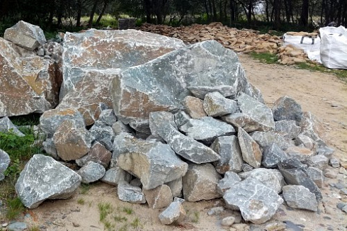 Kamenclub.ru: Гранит скальник (серо-зеленый) фр. 500-1500 мм.  купить в Электростали гранит мрамор  серый зеленый темно-серый глыба скальная колотая ландшафтная 7 500 руб/т   фото КАМЕНЬ КЛУБ