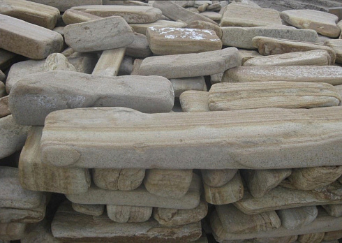 Kamenclub.ru: Песчаник пластушка галтованный желтый с рисунком (3 см)  купить в Электростали плитняк - пластушка желтый песчаник 21000 руб/м3   фото КАМЕНЬ КЛУБ