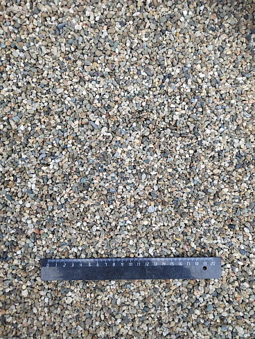 Kamenclub.ru: Галька речная окат (серая) фр.3-5 мм купить  в Электростали галька речная серая бежевый темно-серый окатанный речной камень округлый 9500 руб/т   фото КАМЕНЬ КЛУБ