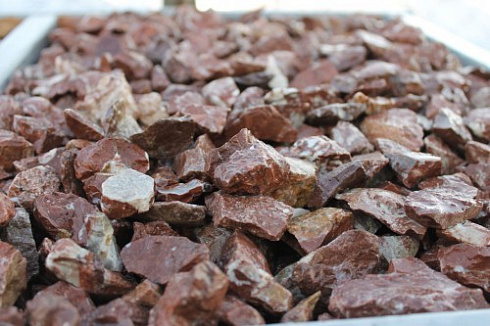 Kamenclub.ru: Мраморная крошка (щебень крошка розовый) фр. 20-40 мм.  купить в Электростали мрамор розовый, красный мраморная крошка декоративная 11000 руб/т   фото КАМЕНЬ КЛУБ