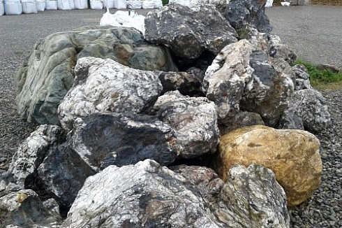 Kamenclub.ru: Черный гранит - кварцит фр. 500-1000 мм.  купить в Электростали гранит кварцит черный серый белый скальный колотый валун 9750 руб/т   фото КАМЕНЬ КЛУБ