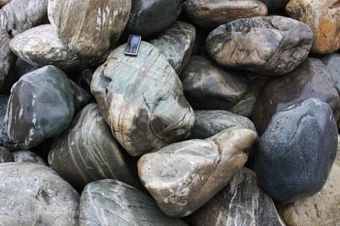 Kamenclub.ru: Речной валун Кабанчик фр.300-500 мм.  купить в Электростали крупный природный камень галька серый, темно-серый речной валун галечник масштабный 7000 руб/т   фото КАМЕНЬ КЛУБ