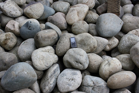 Kamenclub.ru: Темно-серый валунчик фр.100-300 мм.  купить в Электростали крупный природный камень серый, темно-серый, светло-серый речная галька большого размера окатанная 4500 руб/т   фото КАМЕНЬ КЛУБ