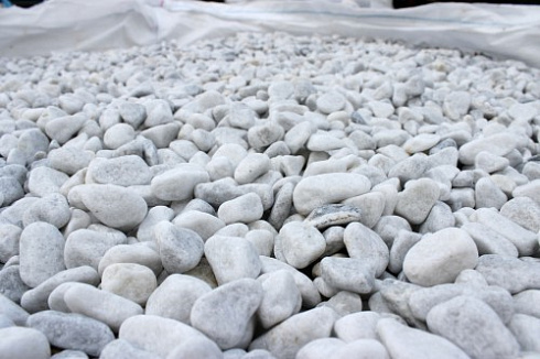 Kamenclub.ru: Мраморная крошка (щебень галтованный белый) фр.10-20 мм.  купить в Электростали мрамор белый, молочный, айвори окатанный округлый декоративный ландшафтный щебень 17000 руб/т   фото КАМЕНЬ КЛУБ