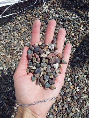 Kamenclub.ru: Галька речная окат цветная фр.5-10 мм. купить  в Электростали галька речная белый, серый, красноватый, синий, темно-серый речная окатанная галька декоративная 6800 руб/т   фото КАМЕНЬ КЛУБ