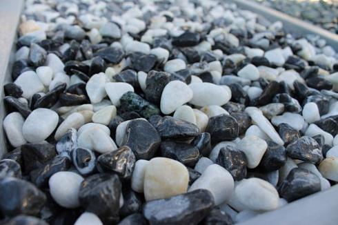 Kamenclub.ru: Мраморная крошка (щебень галтованный микс:белый-черный) фр.10-20 мм.  купить в Электростали мрамор белый, черный окатанные округлые декоративные ландшафтные камни щебня 15500 руб/т   фото КАМЕНЬ КЛУБ