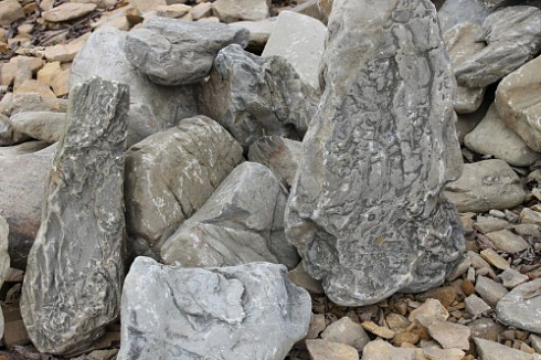 Kamenclub.ru: Песчаник декоративный ландшафтный (фр. 300-500 мм)  купить в Электростали песчаник желтый рыжий серый зеленый валун речной окатанный природный песчаника 4 500 руб/т   фото КАМЕНЬ КЛУБ