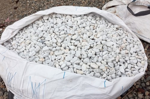 Kamenclub.ru: Мраморная крошка (щебень галтованный белый), фр.20-40 мм.  купить в Электростали мрамор белый бежевый молочный мраморный щебень декоративный 17000 руб/т   фото КАМЕНЬ КЛУБ